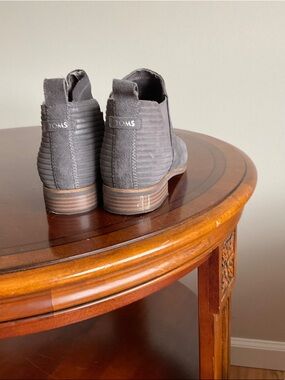 TOMS women’s Gray Suede Chukka Boots